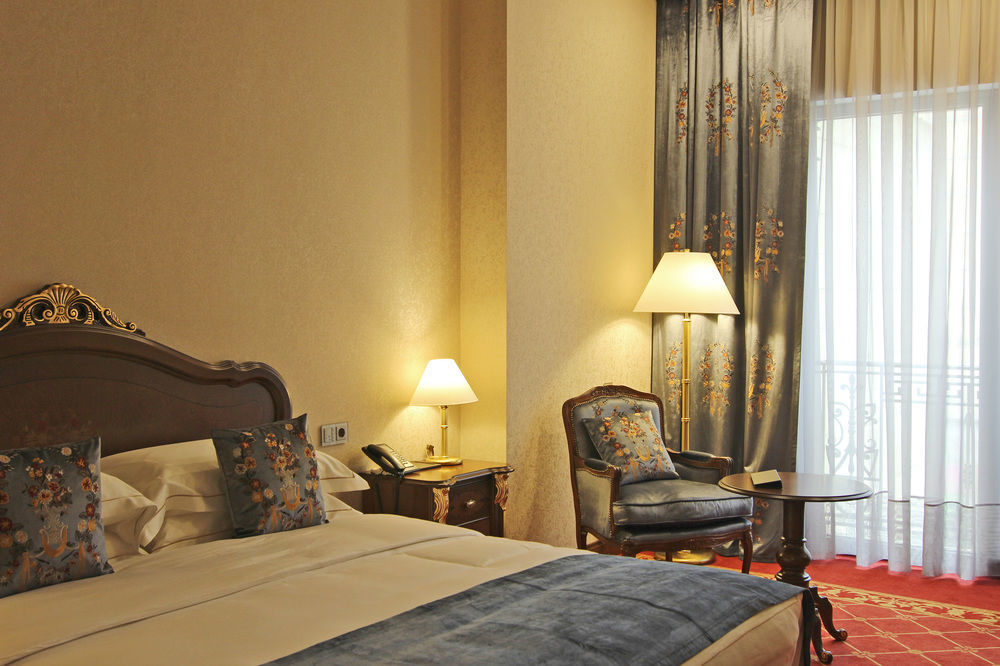 Orion Hotel Bishkek Esterno foto A room at the hotel