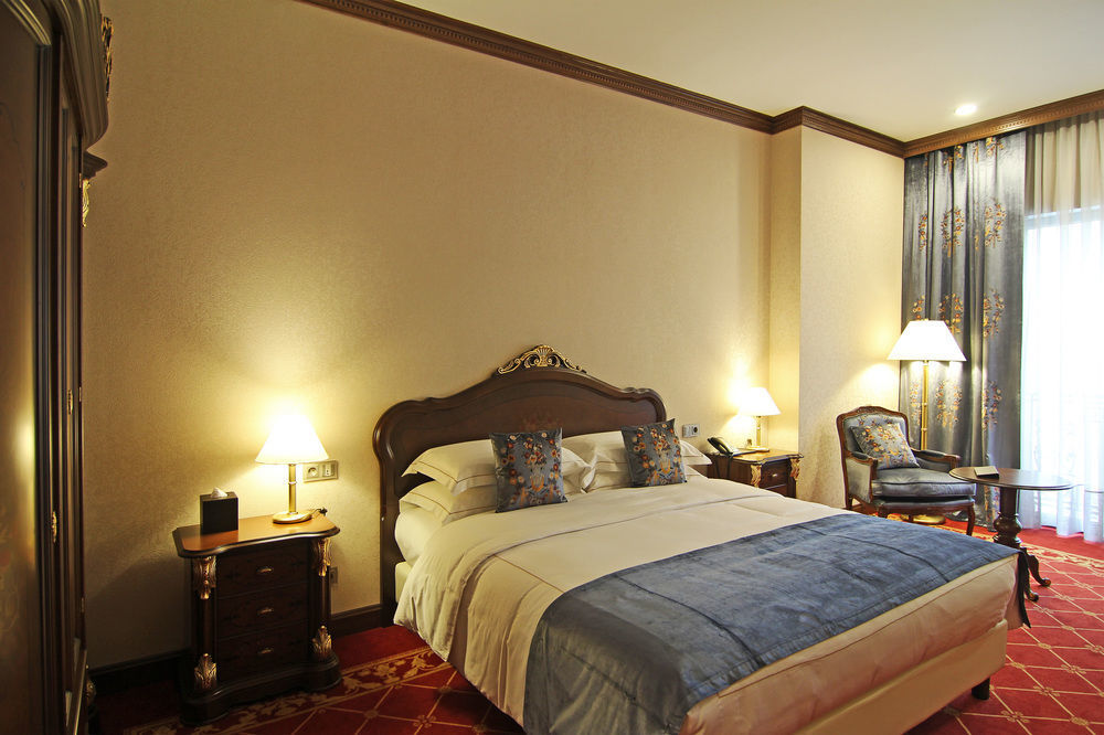 Orion Hotel Bishkek Esterno foto A room at the hotel