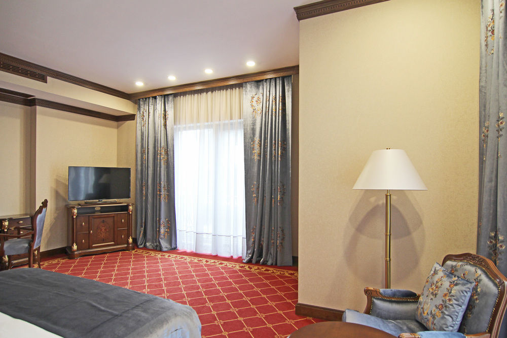 Orion Hotel Bishkek Esterno foto A room at the hotel