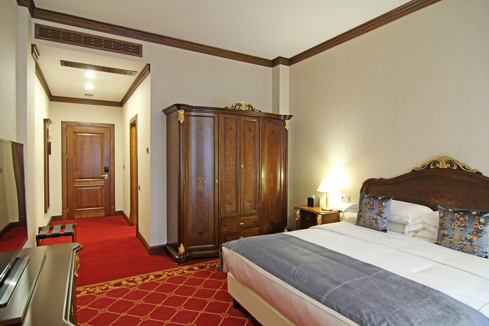 Orion Hotel Bishkek Esterno foto A room at the Grand Hotel