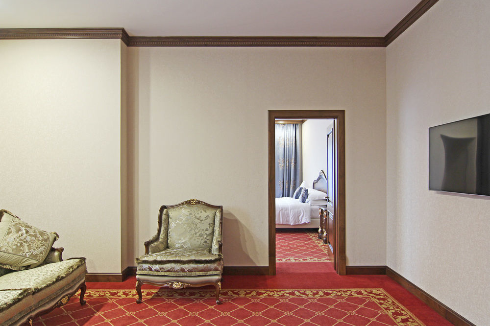 Orion Hotel Bishkek Esterno foto A suite at the hotel