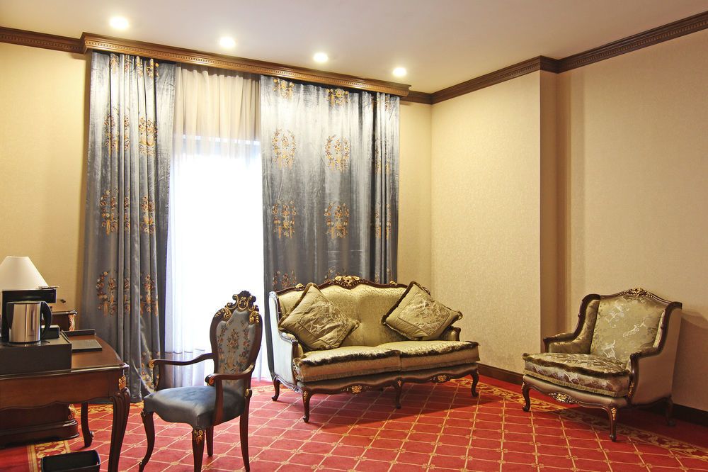Orion Hotel Bishkek Esterno foto A suite at the hotel