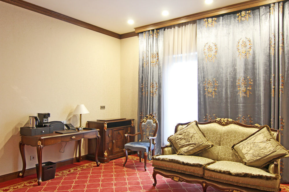Orion Hotel Bishkek Esterno foto A room at the hotel