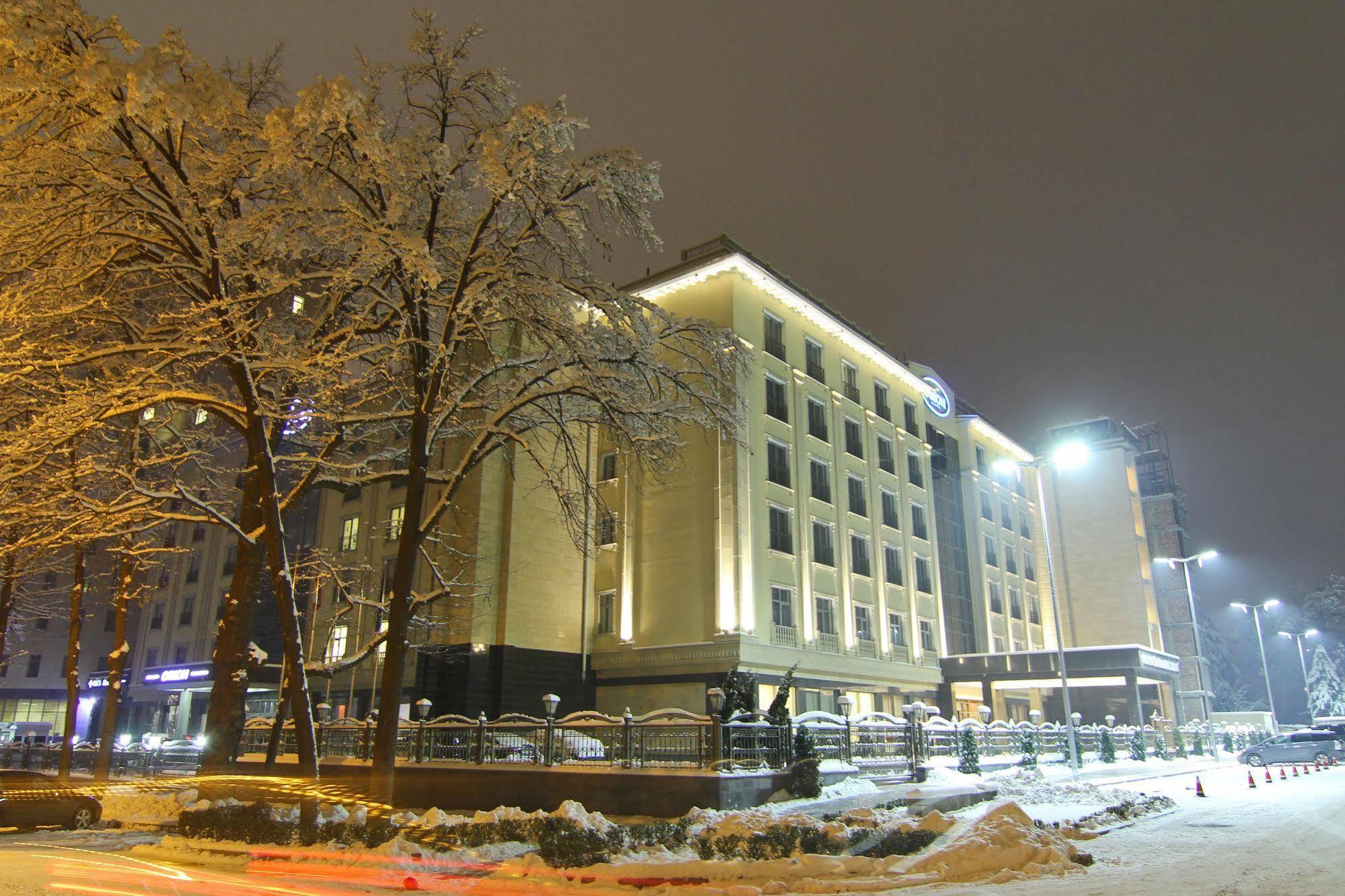 Orion Hotel Bishkek Esterno foto Hilton Prague