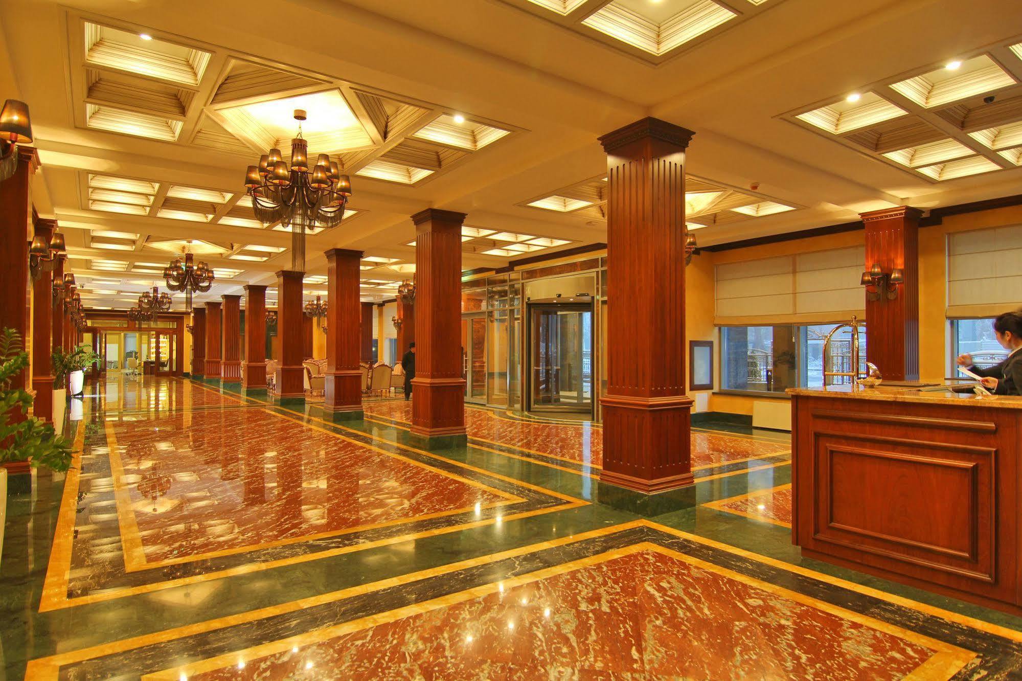 Orion Hotel Bishkek Esterno foto Lobby