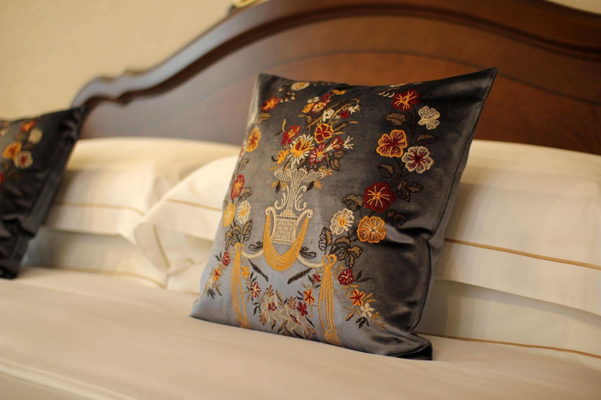 Orion Hotel Bishkek Esterno foto A cushion